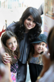 25514869_MUUYPGYFZ - Selena Gomez