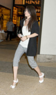25514883_DKGTCMHYF - Selena Gomez