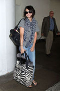 25514905_UQUHVOTGE - Selena Gomez