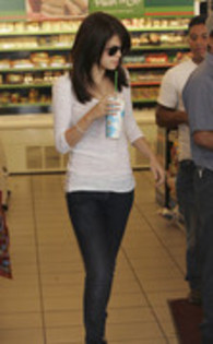 25514913_DVAUAHRJL - Selena Gomez