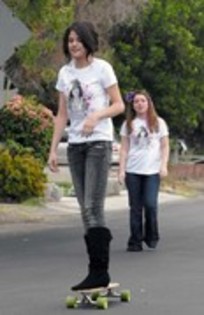 25514922_UQFDBBNRT - Selena Gomez