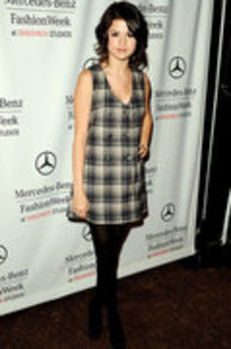 25514945_UZJLEMYYU - Selena Gomez