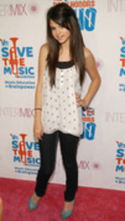 25514956_KKHMRWVED - Selena Gomez