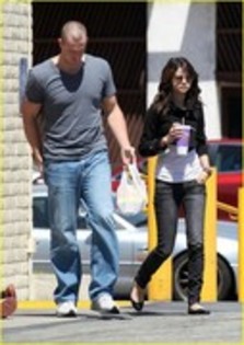 25515080_GWBTONXQE - Selena Gomez