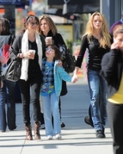 25515084_AGDNMZPFO - Selena Gomez