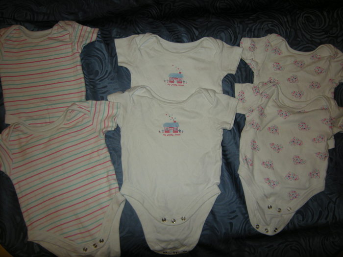 2 SETURI DEBENHAMS 3-6 LUNI 14 RON SET; set 6 buc -marci renumite- bbc 100%  -de la numai 22 ron
