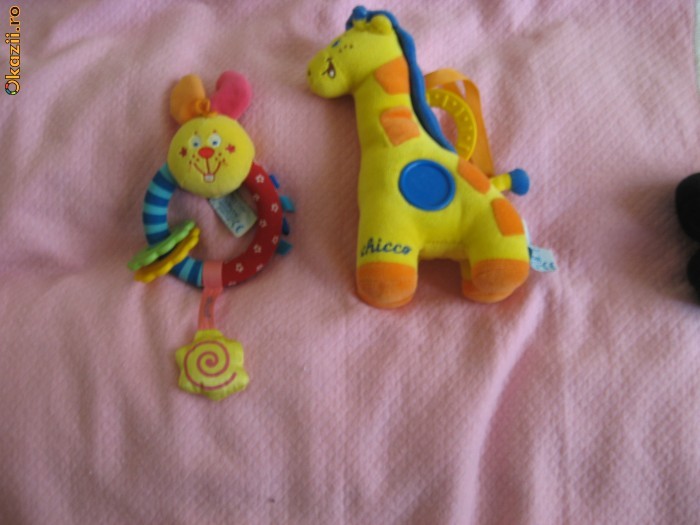 248983586-2730871-700_700; jucarie girafa chicco- doar 19 ron cu snur special de atasare -parut carut              sau utilizat
