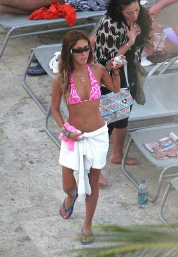 30411509_SKDLLZKJU - 00 Anahi 002