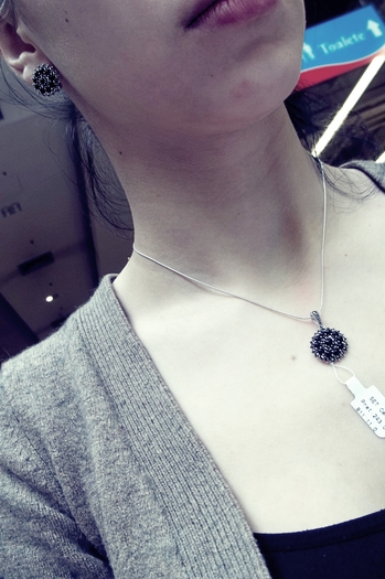 Set cercei pandant; Marcasite si onix
pret 243 ron
