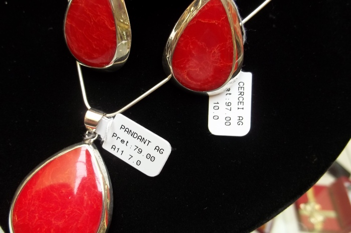 Set cercei pandant; Coral
Pret 176 ron
