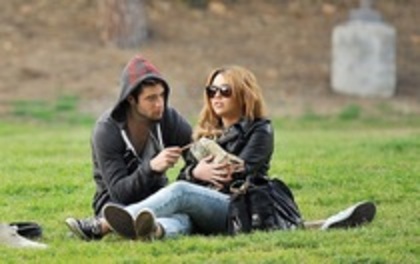milz and josh - X_x miley cyrus si josh in Grifft Park in Los Angeles