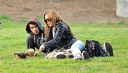 milz and josh 3 - X_x miley cyrus si josh in Grifft Park in Los Angeles