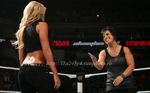 EC11_Photo_082 - revenirea lui trish stratus la Elimination Chamber