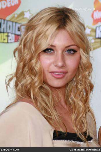 aly-michalka-nickelodeons-20th-annual-kids-choice-awards-1bZRG5