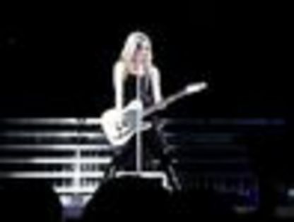 thumb_Avril_Lavigne_-_Toronto_TBDT_-_048