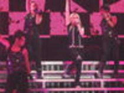 thumb_Avril_Lavigne_-_Toronto_The_Best_Damn_Tour_-_038_001