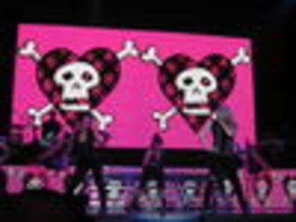 thumb_Avril_Lavigne_-_Toronto_The_Best_Damn_Tour_-_044 - The Best Damn Tour - April 07     - Live Toronto