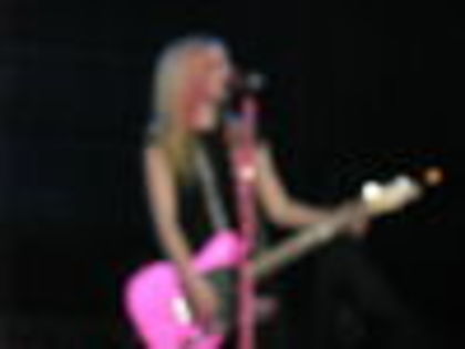 thumb_Avril_Lavigne_-_Toronto_The_Best_Damn_Tour_-_049 - The Best Damn Tour - April 07     - Live Toronto