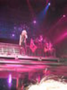 thumb_Avril_Lavigne_-_Toronto_The_Best_Damn_Tour_-_054_001