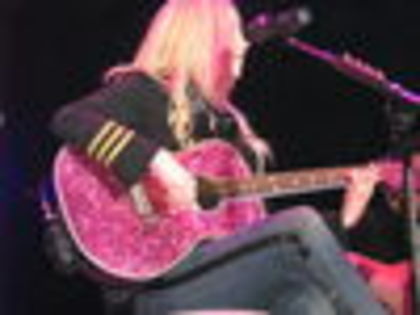 thumb_Avril_Lavigne_-_Toronto_The_Best_Damn_Tour_-_065