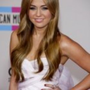 thumb_Miley_Cyrus_at_AMAs__4_