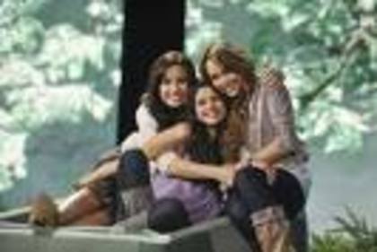 imagesCA25NHA8 - selena gomez si demi lovato