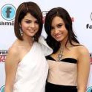 imagesCAOPNKIY - selena gomez si demi lovato