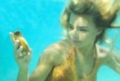 120px-Bella-finds-a-rare-shell-h2o-just-add-water-9321433-392-266 - H2o
