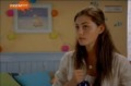 120px-Cleo-in-her-room-h2o-just-add-water-9322753-526-346 - H2o