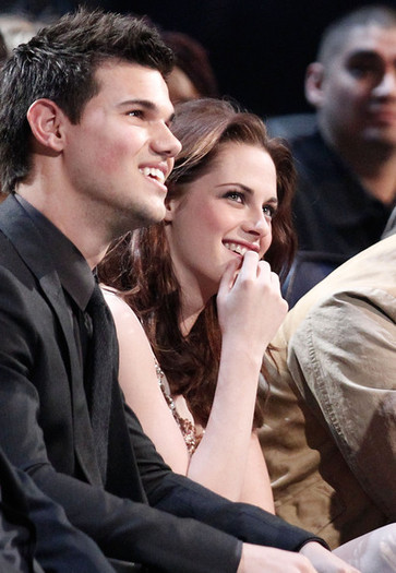 Taylor+Lautner+2011+People+Choice+Awards+Show+E8wmmCXKOLUl