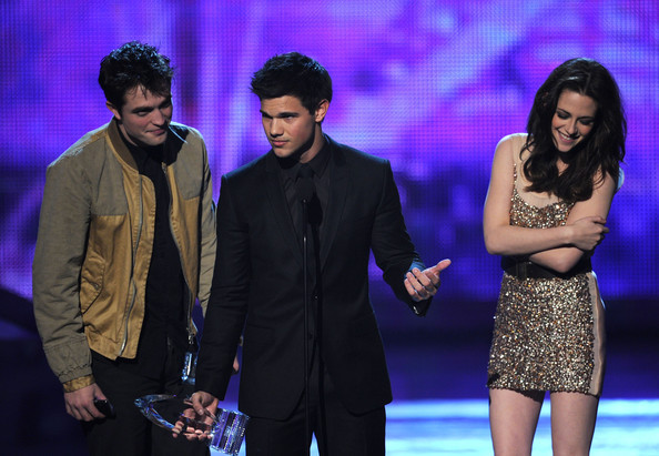 Taylor+Lautner+2011+People+Choice+Awards+Show+IBv9fXYnAjgl