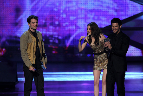 Taylor+Lautner+2011+People+Choice+Awards+Show+kAY9noDdS_zl - taylor lautner