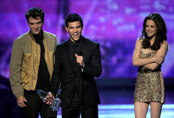 Taylor+Lautner+2011+People+Choice+Awards+Show+QMtBmLv3MLOl