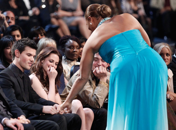 Taylor+Lautner+2011+People+Choice+Awards+Show+RG6RRKWtQRSl