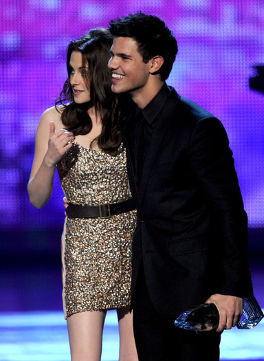 Taylor+Lautner+2011+People+Choice+Awards+Show+WTj1--qaUSfl