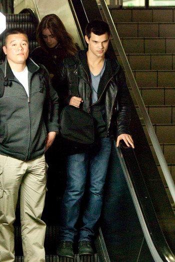 Taylor+Lautner+Taylor+Lautner+LAX+eKtHRR4JlZxl - taylor lautner