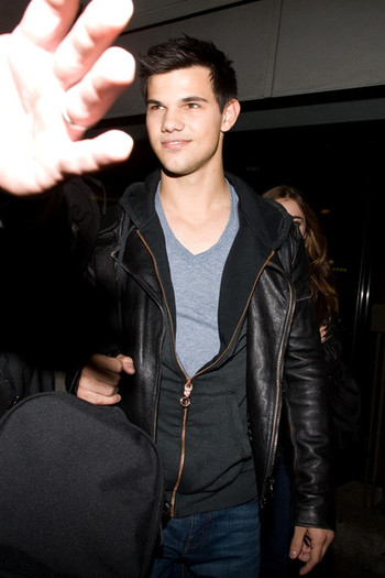 Taylor+Lautner+Taylor+Lautner+LAX+ip1SDVzbo0Tl - taylor lautner