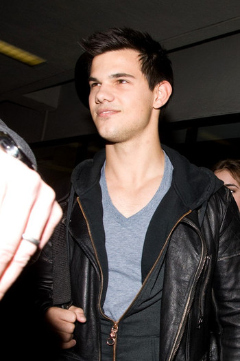 Taylor+Lautner+Taylor+Lautner+LAX+kt_K5M3MNzil - taylor lautner