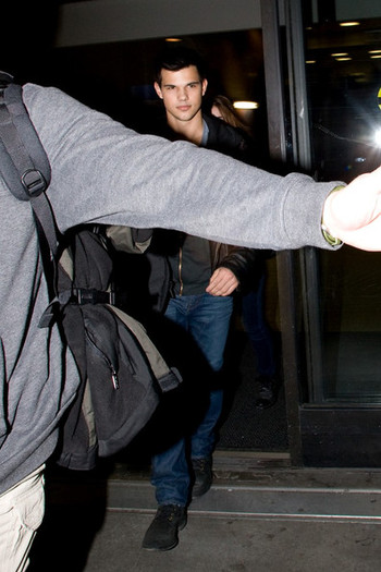 Taylor+Lautner+Taylor+Lautner+LAX+k-y-QxYu_TCl - taylor lautner