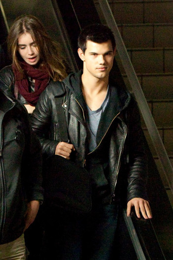 Taylor+Lautner+Taylor+Lautner+LAX+RmSOUSrMSUUl