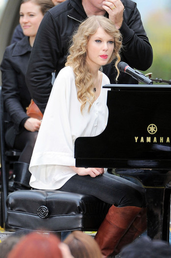 Taylor+Swift+Performing+Fans+Central+Park+5h8ODIsID2bl