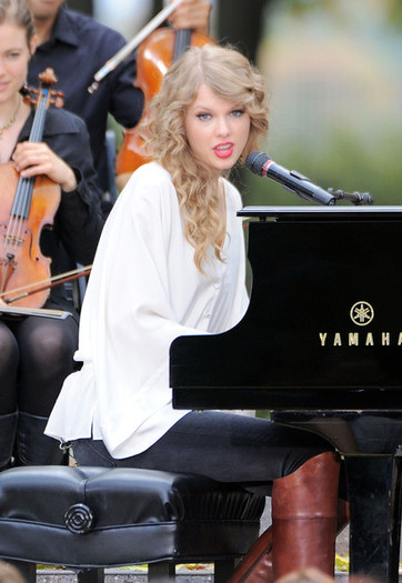 Taylor+Swift+Performing+Fans+Central+Park+TuW_ap4Ltyil