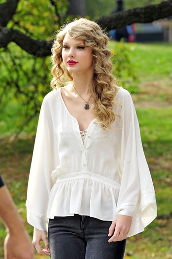 Taylor+Swift+walks+stage+prepares+perform+9Cnm6GZpEBal