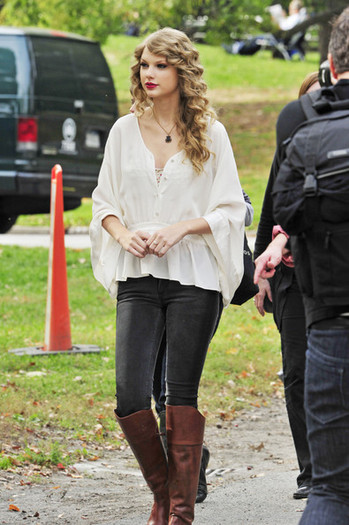 Taylor+Swift+walks+stage+prepares+perform+DPRSbkGT9X0l