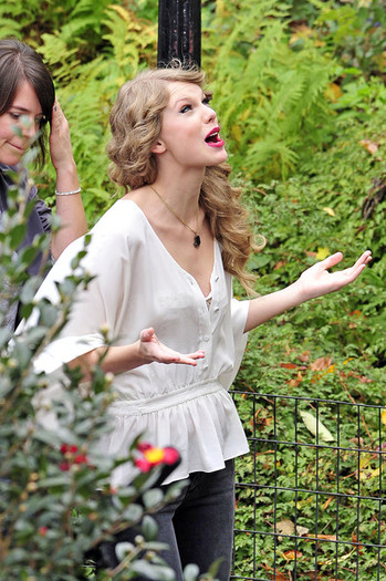 Taylor+Swift+walks+stage+prepares+perform+gML8uqXg_cXl