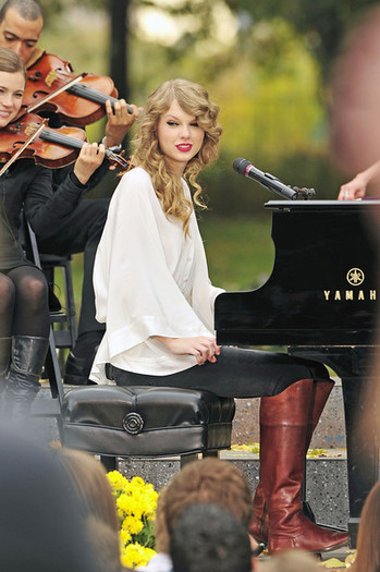 Taylor+Swift+walks+stage+prepares+perform+llum9CyZ-1Sl