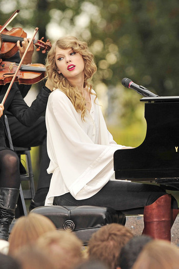 Taylor+Swift+walks+stage+prepares+perform+Lvkmp6eSjmjl