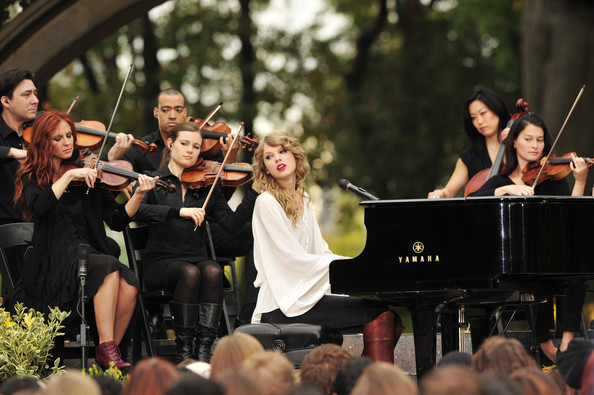 Taylor+Swift+walks+stage+prepares+perform+myFZ6aFiu3Bl