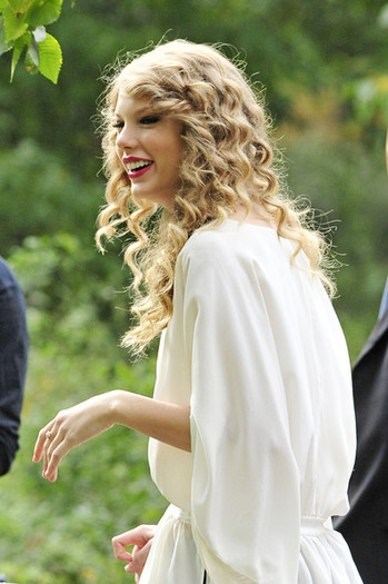 Taylor+Swift+walks+stage+prepares+perform+PxtSrEVOf1Dl