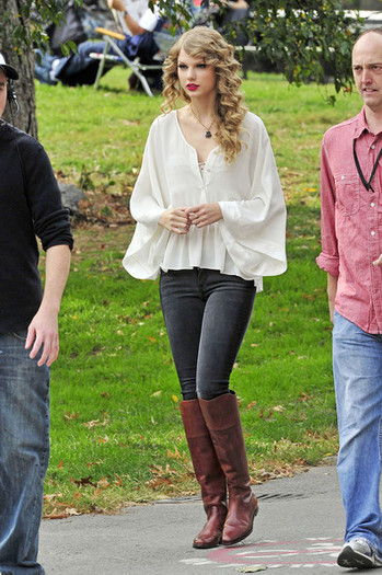 Taylor+Swift+walks+stage+prepares+perform+QvOPOxNjvPDl